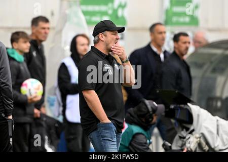 18 settembre 2022, Baviera, Fürth: Calcio: 2nd Bundesliga, SpVgg Greuther Fürth - SC Paderborn 07, Giornata 9, Sportpark Ronhof. L'allenatore Paderborn Lukas Kwasniok reagisce ai margini. Foto: Jens Niering/dpa - NOTA IMPORTANTE: Conformemente ai requisiti della DFL Deutsche Fußball Liga e della DFB Deutscher Fußball-Bund, è vietato utilizzare o utilizzare fotografie scattate nello stadio e/o della partita sotto forma di sequenze di immagini e/o serie di foto simili a un video. Foto Stock