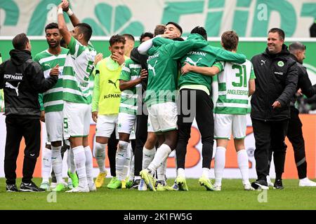 18 settembre 2022, Baviera, Fürth: Calcio: 2nd Bundesliga, SpVgg Greuther Fürth - SC Paderborn 07, Giornata 9, Sportpark Ronhof. I giocatori di Fürth si rallegrano dopo la partita. Foto: Jens Niering/dpa - NOTA IMPORTANTE: Conformemente ai requisiti della DFL Deutsche Fußball Liga e della DFB Deutscher Fußball-Bund, è vietato utilizzare o utilizzare fotografie scattate nello stadio e/o della partita sotto forma di sequenze di immagini e/o serie di foto simili a un video. Foto Stock