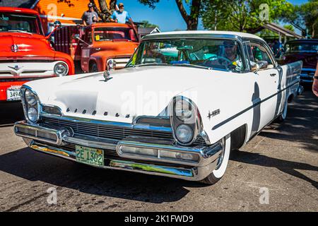 Falcon Heights, Minnesota - 18 giugno 2022: Vista dall'alto dell'angolo anteriore di una Lincoln Premiere 2 porte Hardtop Coupé del 1957 in occasione di una fiera automobilistica locale. Foto Stock