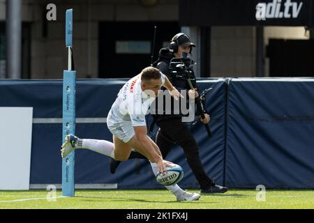 Joe Simmonds di Exeter Chiefs corre lungo l'ala sinistra per segnare una prova anticipata durante la partita di premiership Gallagher Warriors vs Exeter Chiefs al Sixways Stadium, Worcester, Regno Unito, 18th settembre 2022 (Foto di Nick Browning/News Images) a Worcester, Regno Unito il 9/18/2022. (Foto di Nick Browning/News Images/Sipa USA) Foto Stock