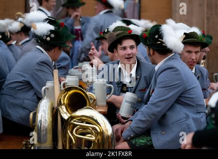 Monaco, Germania. 18th Set, 2022. I membri di un gruppo di costumi tradizionali festeggiano in un tendone dopo il tradizionale costume e la processione di tiro all'Oktoberfest, dopo aver posato i loro strumenti. Credit: Sven Hoppe/dpa/Alamy Live News Foto Stock