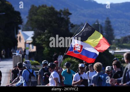 18th settembre 2022; 18th settembre 2022, Wollongong, Illawarra, Galles del Sud, Australia: UCI World Road Cycling Championships, Mens Elite Time Trials: I tifosi mostrano le loro bandiere nazionali Foto Stock