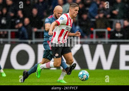 Eindhoven - Gernot Trauner di Feyenoord, Joey Veerman di PSV Eindhoven durante la partita tra PSV e Feyenoord a Philips Stadion il 18 settembre 2022 a Eindhoven, Paesi Bassi. (Da Box a Box Pictures/Tom Bode) Foto Stock