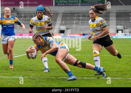 Caitlin Beevers of Leeds Rhinos Women passa per una prova durante la Betfred Women's Super League Grand Final York City Knights Women vs Leeds Rhinos Women al Totally Wicked Stadium, St Helens, Regno Unito, 18th settembre 2022 (Foto di Craig Thomas/News Images) in , il 9/18/2022. (Foto di Craig Thomas/News Images/Sipa USA) Foto Stock