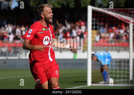 Monza, Italia, 18th settembre 2022. Christian Gytkjaer dell'AC Monza festeggia dopo aver segnato per dare al fianco un vantaggio di 1-0° durante la Serie Una partita all'U-Power Stadium di Monza. L'immagine di credito dovrebbe essere: Jonathan Moskrop / Sportimage Foto Stock