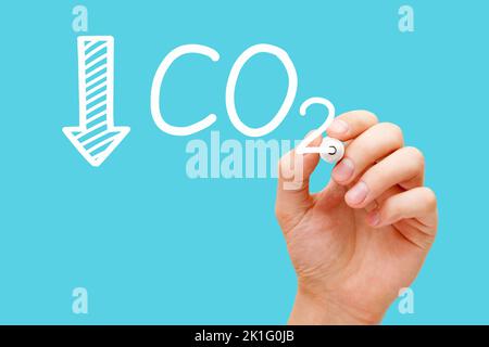 Concetto di disegno a mano sulla riduzione delle emissioni di anidride carbonica CO2 e delle emissioni di anidride carbonica. Foto Stock