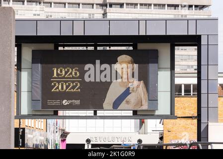 Grande schermo all'esterno della Galleria Focal Point che mostra il tributo alla morte della Regina Elisabetta II, con immagine e date dal 1926 al 2022 Foto Stock
