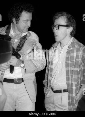 **FOTO FILE** Woody Allen si ritira da Filmmaking. Ron Galella e Woody Allen 1977 Foto di Scull/PHOTOlink/MediaPunch Foto Stock