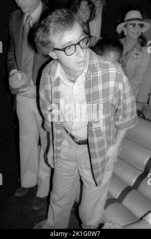 **FOTO FILE** Woody Allen si ritira da Filmmaking. Woody Allen a Studio 54 1977 Foto di PHOTOlink/MediaPunch Foto Stock