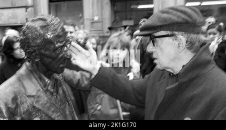 **FOTO FILE** Woody Allen si ritira da Filmmaking. Woody Allen arriva ad Oviedo, Spagna, per un concerto sold-out all'Auditorio Principe Felipe con la sua All Jazz Band. Il signor Allen è stato accolto dai tifosi e dalla stampa all'Hotel De la Reconquista così come nelle strade, mentre ha rivisito con la sua famiglia e i suoi amici la statua di sé che è stata scolpita e eretta a Tribute. Di tanto in tanto Vandali hanno rubato gli occhiali dalla statua. Questa visita ha dimostrato che hanno avuto successo con il furto di metà della coppia. 26 dicembre 2005 ( Woody & Statua ) Credit: Walter McBride/MediaP Foto Stock