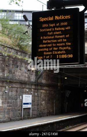 Charing Cross Station, Glasgow, Scozia, Regno Unito. 18th Set, 2022. Avviso sul momento nazionale di riflessione alla stazione di Charing Cross. Il momento Nazionale di riflessione per piangere il passaggio di sua Maestà la Regina Elisabetta II e riflettere sulla sua vita e la sua eredità si svolge stasera alle 8pm, la notte prima del funerale di Stato, e sarà segnato da un minuto di silenzio Credit: Kay Roxby/Alamy Live News Foto Stock