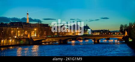Parigi, Francia, edifici panoramici parigini illuminati, Ponte sulla Senna, Pont Royale al tramonto, Scenics Foto Stock