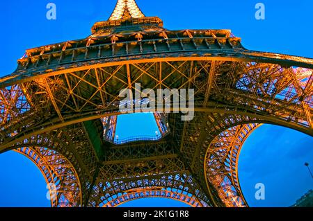 Parigi, FRANCIA - grandangolo, vista notturna della Torre Eiffel. Foto Stock