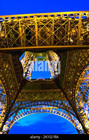 Parigi, FRANCIA - grandangolo, vista notturna della Torre Eiffel dal basso, illuminata di notte. Foto Stock