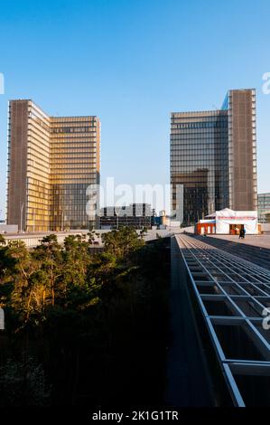 Parigi, Francia, Mitterand National Library Building, al di fuori, Giardino, Torri, in 'Paris Rive Gauche' Bibliothèque nationale de France, Credit Architect: Dominique Perrault Foto Stock