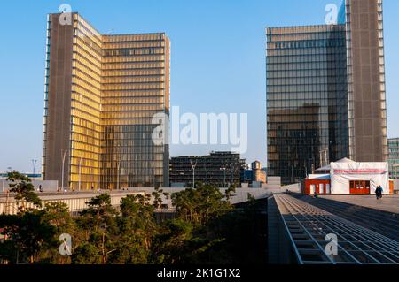 Parigi, Francia, Mitterand National Library Building, Bibliothèque nationale de France, fuori, Giardino, Torri, nella zona 'Paris Rive Gauche', Credit Architect: Dominique Perrault Foto Stock