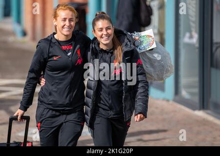 Rachel Furness #10 di Liverpool Women e Carla Humphrey #17 di Liverpool Women arrivano durante la partita della fa Women's Super League Liverpool Women vs Chelsea Women a Prenton Park, Birkenhead, Regno Unito, 18th settembre 2022 (Foto di Phil Bryan/News Images) Foto Stock