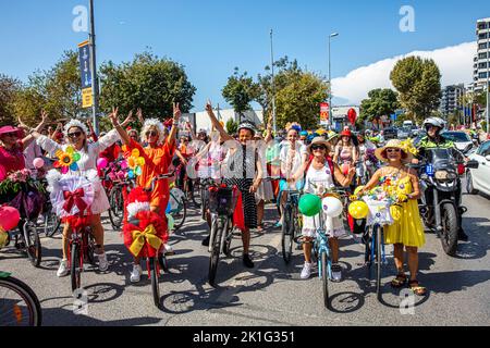 Istanbul, Turchia - 18 settembre 2022: Tour in bici per donne fantasia. Istanbul: Un tour in bicicletta da donna. Bella donna è in bicicletta per l'ambiente Foto Stock