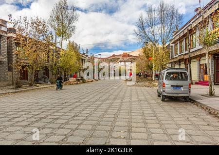 La strada principale della città di Gyantse nella prefettura di Gyantse, Tibet, porta al monastero buddista Pelkor Chode Foto Stock