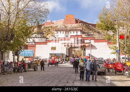 La strada principale della città di Gyantse nella prefettura di Gyantse, Tibet, porta al monastero buddista Pelkor Chode Foto Stock