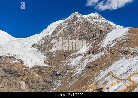 Situato tra la città di Gyantse e il lago Yamdrok sull'autostrada S307 si trova l'imponente ghiacciaio di Kkarola in Tibet, Cina. Foto Stock