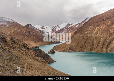 Una scena sulla strada montuosa dal Lago Yamdrok a Gyantse Tibet Cina Foto Stock