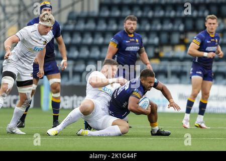 Ollie Lawrence of Worcester Warriors è affrontata durante la partita di premiership Gallagher Warriors vs Exeter Chiefs al Sixways Stadium, Worcester, Regno Unito, 18th settembre 2022 (Photo by Nick Browning/News Images) Foto Stock