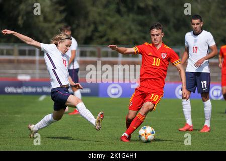 Luke Harris in azione per il Galles U18s contro Inghilterra, Newport Stadium Wales, 3rd settembre 2021 Foto Stock