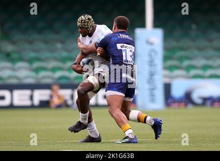 Il Cristo Tshiunza degli Exeter Chiefs è stato affrontato da Ollie Lawrence dei Guerrieri di Worcester durante la partita Gallagher Premiership al Sixways Stadium di Worcester. Data immagine: Domenica 18 settembre 2022. Foto Stock