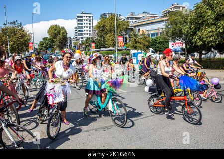 Istanbul, Turchia - 18 settembre 2022: Tour in bici per donne fantasia. Istanbul: Un tour in bicicletta da donna. Bella donna è in bicicletta per l'ambiente Foto Stock