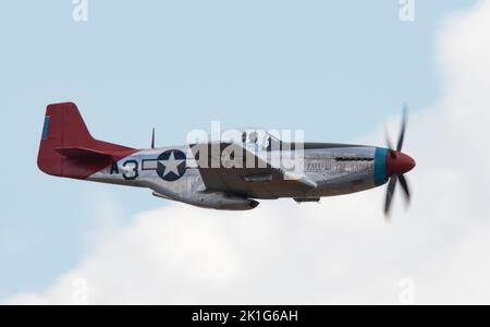 P-51D Mustang 'Tall in the Saddle' (G-SIJJ) che ha eseguito la sua esposizione di volo alla IWM Duxford Battle of Britain Airshow 10th settembre 2022 Foto Stock