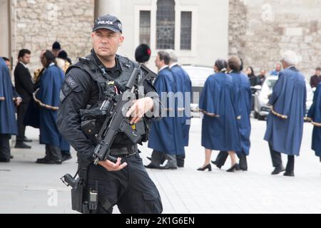 Polizia con armi automatiche nella città di Londra durante la proclamazione del nuovo re, Carlo III Foto Stock