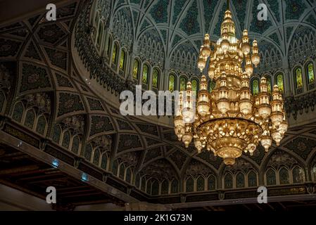 Enorme lampadario presso la Grande Moschea del Sultano Qaboos, Muscat, Oman Foto Stock