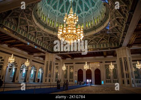 Enorme lampadario presso la Grande Moschea del Sultano Qaboos, Muscat, Oman Foto Stock