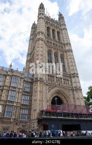 Londra, Regno Unito, 18 settembre 2022: La coda per vedere il defunto monarca Regina Elisabetta II che si trova nello stato di Westminster Hall ha impiegato 14 ore o più dal momento in cui raggiunge la Camera del Parlamento. La coda di ammissione è ora chiusa per consentire a tutti coloro che sono già in coda di passare entro le 6,30am di domani mattina. Anna Watson/Alamy Live News Foto Stock