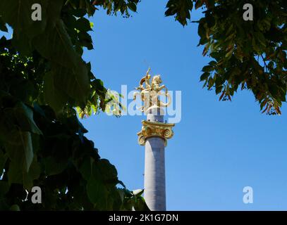 Statua di San Giorgio, monumento alla libertà, in Piazza della libertà a Tbilisi, Georgia. Foto Stock
