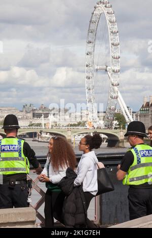 Londra, Regno Unito, 18 settembre 2022: La folla sta riempiendo le strade di Whitehall per rendere omaggio al compianto monarca Regina Elisabetta II, il cui funerale si svolge domani. Alcune persone stanno campeggiando lungo il percorso processionale che la bara prenderà dopo il servizio presso l'Abbazia di Westminster. Altri hanno messo in coda per 14 ore o più per archiviare oltre la sua bara nella Westminster Hall. La coda per l'ingresso alla Westminster Hall è ora chiusa per consentire a tutti coloro che sono già in coda di passare entro le 6,30am di domani mattina. Anna Watson/Alamy Live News Foto Stock