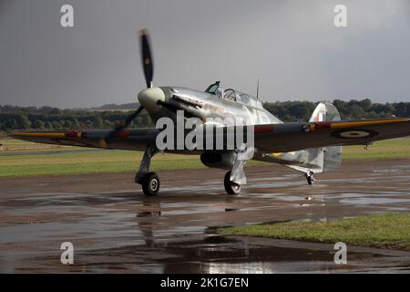 Hawker Hurricane atterrando al crepuscolo, dopo che è esposizione di volo all'IWM Duxford Battle of Britain Airshow 10th settembre 2022 Foto Stock