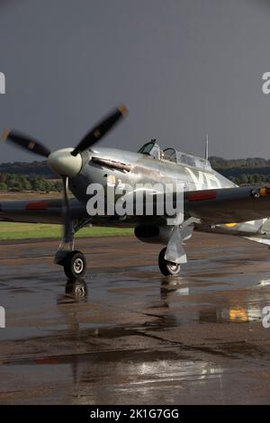 Hawker Hurricane atterrando al crepuscolo, dopo che è esposizione di volo all'IWM Duxford Battle of Britain Airshow 10th settembre 2022 Foto Stock