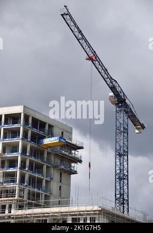 Tower Crane lavorando alla costruzione di un nuovo blocco torre per l'Hyde Housing Group a North Woolwich Foto Stock