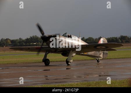 Hawker Hurricane atterrando al crepuscolo, dopo che è esposizione di volo all'IWM Duxford Battle of Britain Airshow 10th settembre 2022 Foto Stock