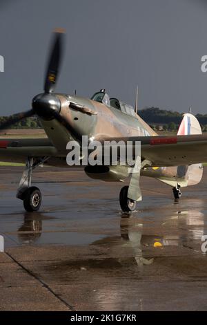 Hawker Hurricane atterrando al crepuscolo, dopo che è esposizione di volo all'IWM Duxford Battle of Britain Airshow 10th settembre 2022 Foto Stock