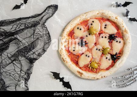 Idee per Halloween. Pizza con olive ragni. Foto Stock