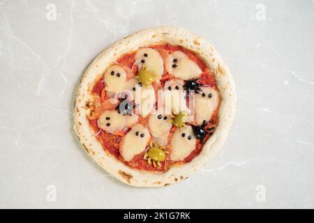 Idee per Halloween. Pizza con olive ragni. Foto Stock