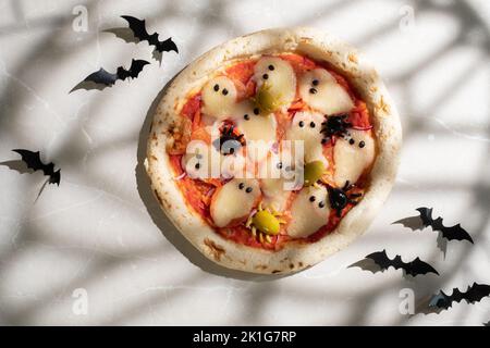 Idee per Halloween. Pizza con olive ragni. Foto Stock