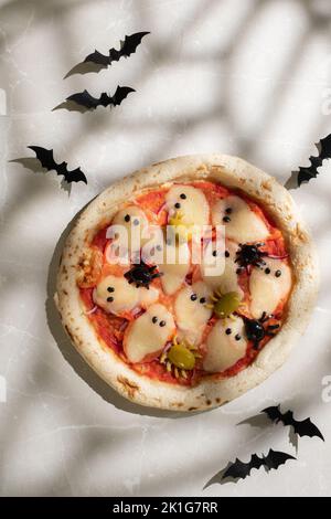 Idee per Halloween. Pizza con olive ragni. Foto Stock