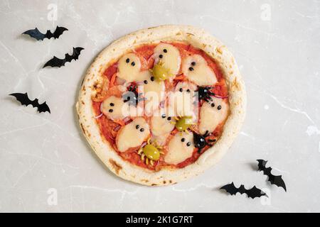 Idee per Halloween. Pizza con olive ragni. Foto Stock