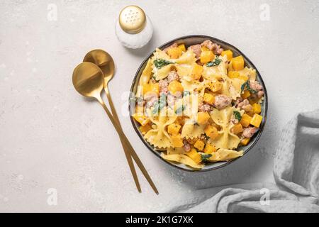 Pasta con salsiccia, spinaci e zucca Foto Stock