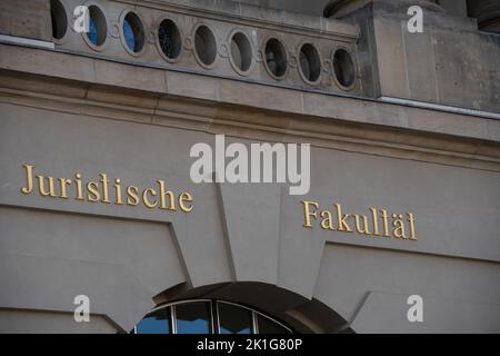 La parola tedesca 'Facoltà di giurisprudenza' su una facciata Foto Stock