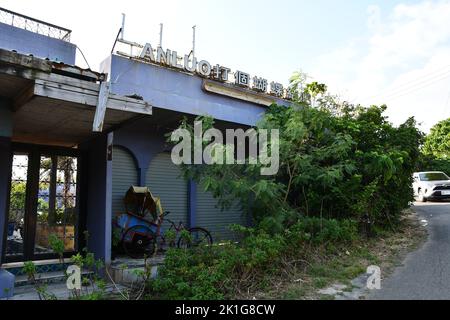 Una villa abbandonata con verde intorno a Capo Eluanbi a Henchung, Pingtung, Taiwan Foto Stock